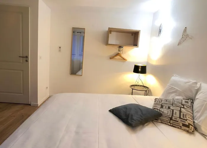 Beauty & The Beast - Old Town Cosy Apartments