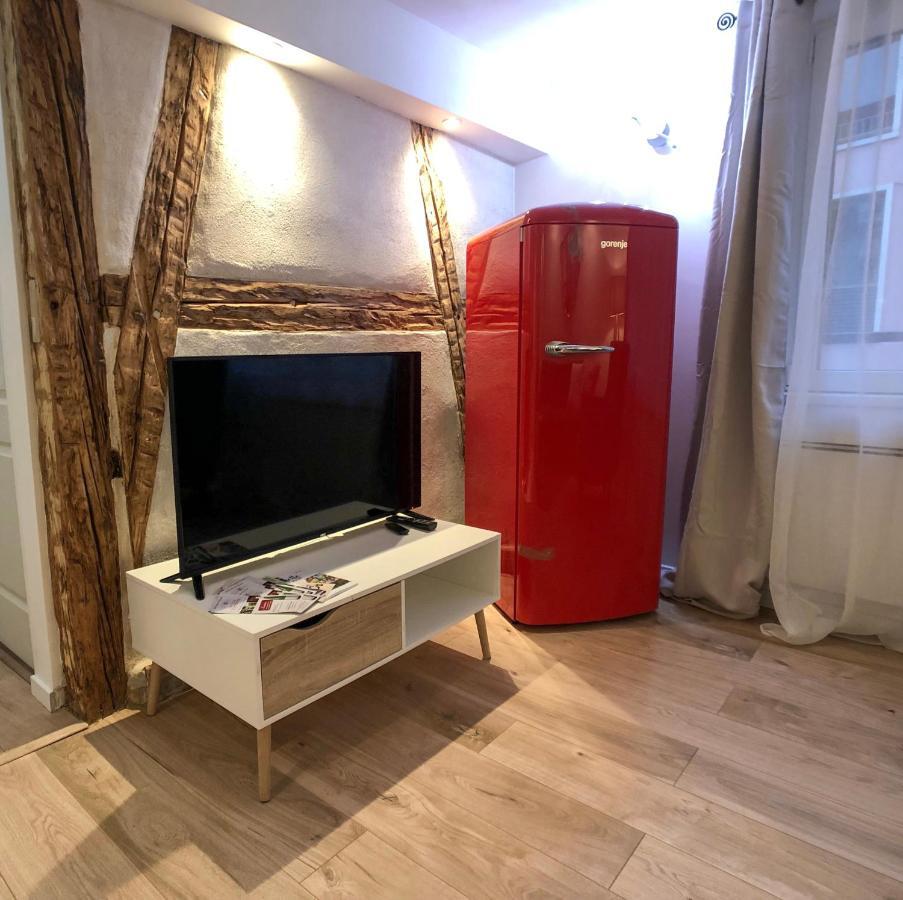 Beauty & The Beast - Old Town Cosy Apartment